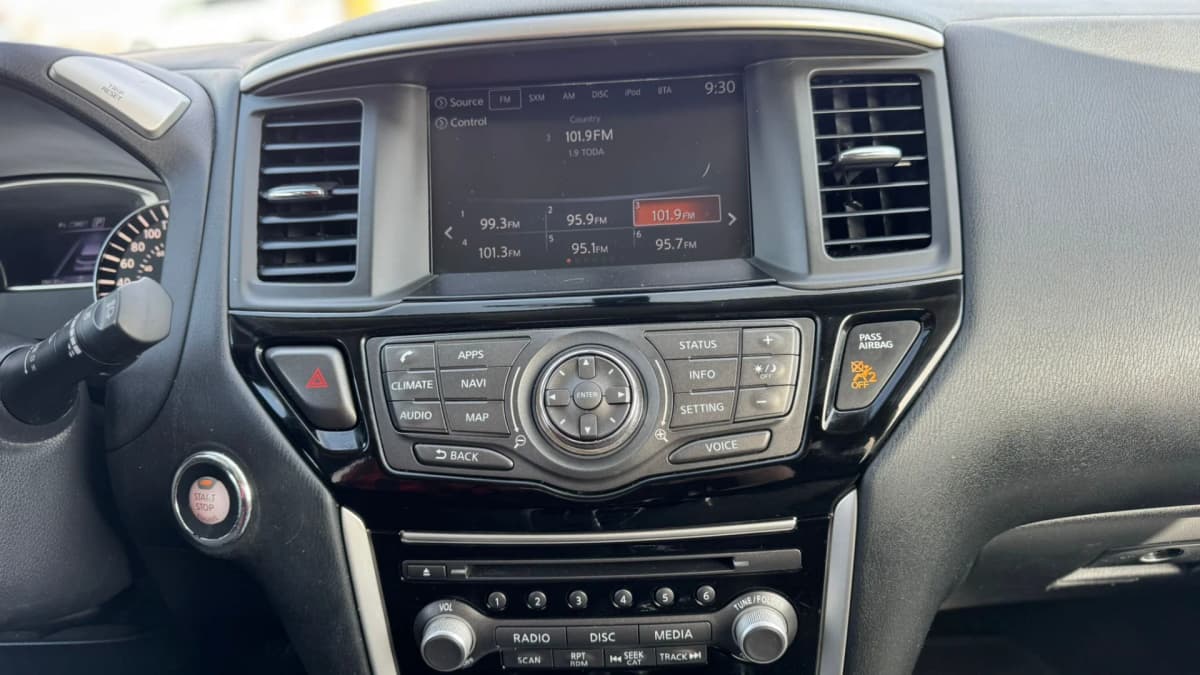 2018 Nissan Pathfinder SV Tech 4x4 7 Seater thumbnail 18