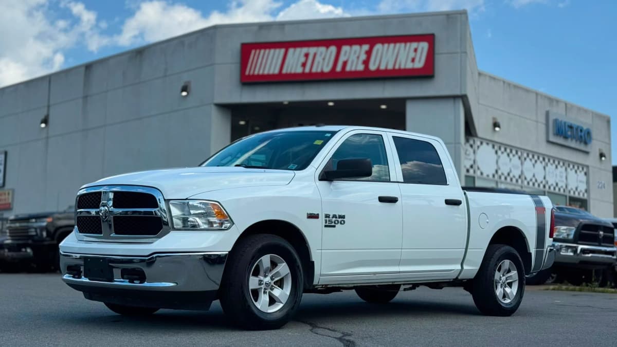 2023 RAM 1500 CLASSIC SLT 5.7L HEMI V8 4x4 Crew Cab 5'7" Box