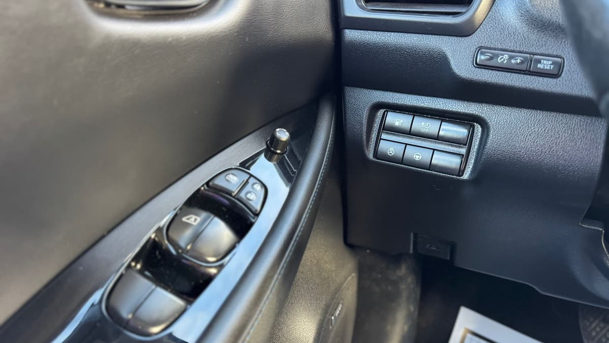 2018 Nissan LEAF S Hatchback thumbnail 18