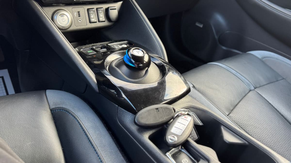 2018 Nissan LEAF S Hatchback thumbnail 19