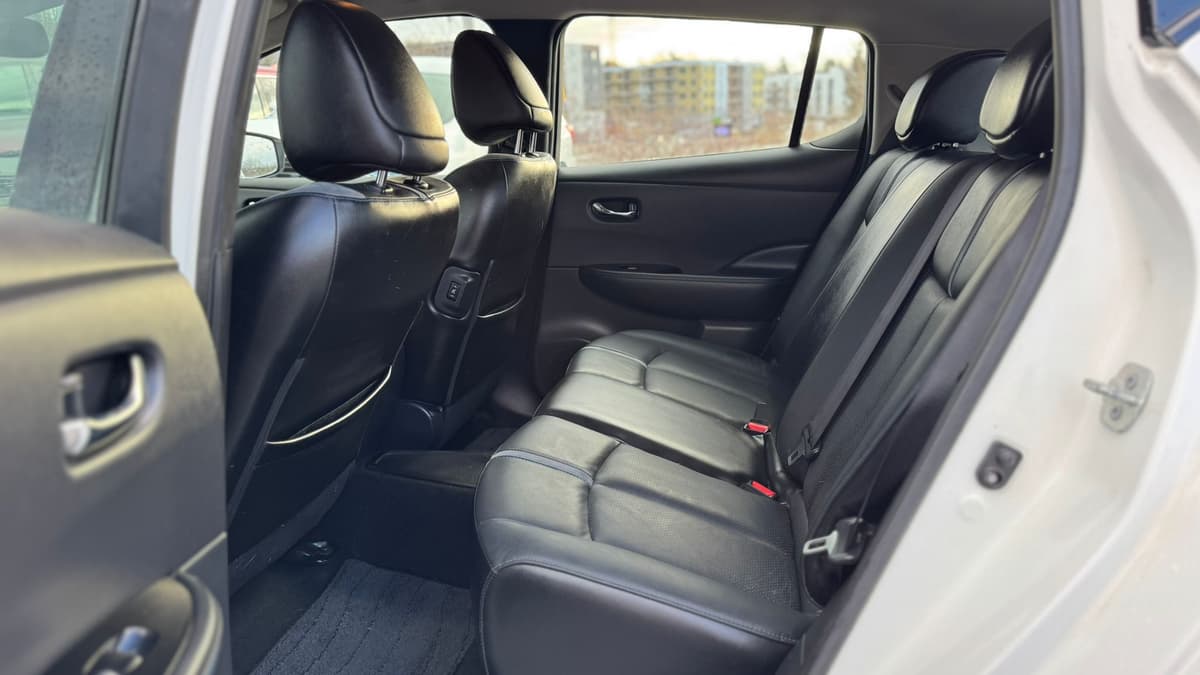 2018 Nissan LEAF S Hatchback thumbnail 21