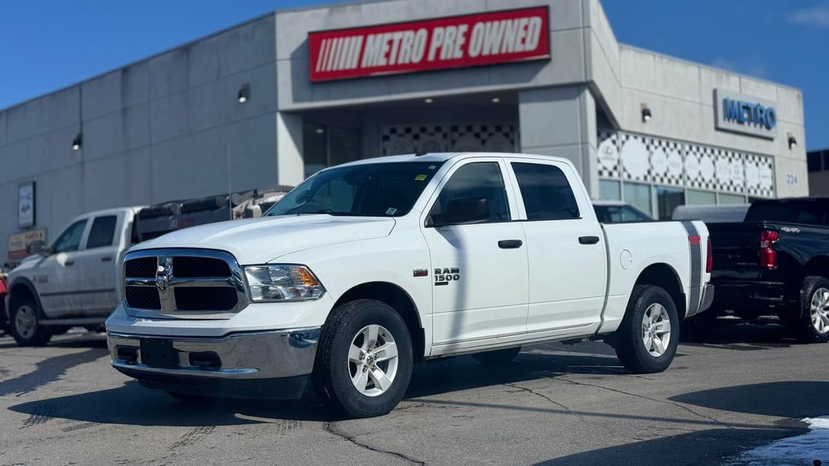 2023 RAM 1500 CLASSIC SLT 5.7L HEMI V8 4x4 Crew Cab 5'7" Box