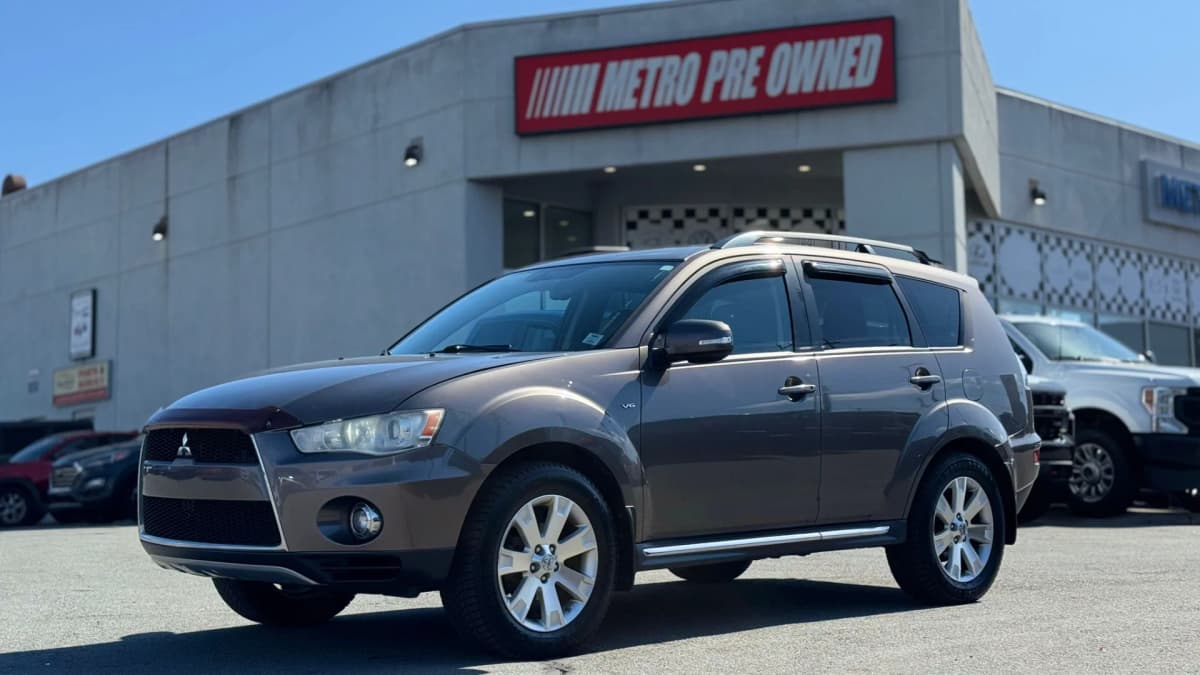 2012 Mitsubishi OUTLANDER GT 4WD 3L V6 7 SEATS!