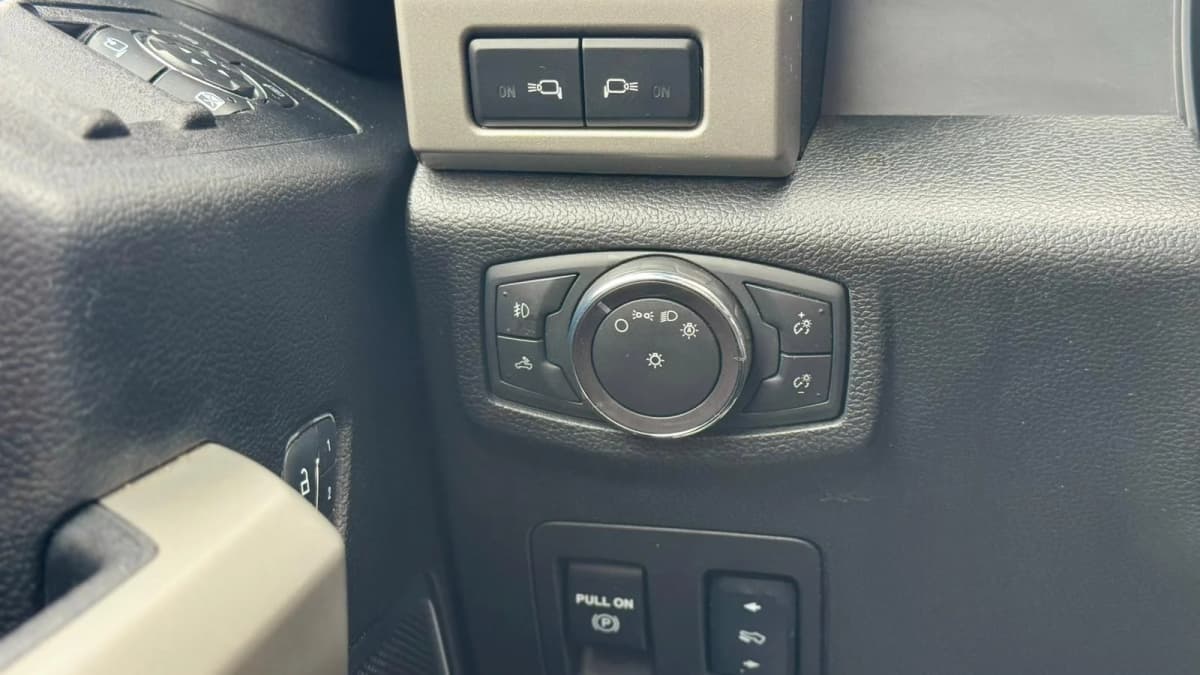 2018 Ford F-150 LARIAT 4WD SuperCrew 6.5' Box 5.0L V8 thumbnail 25