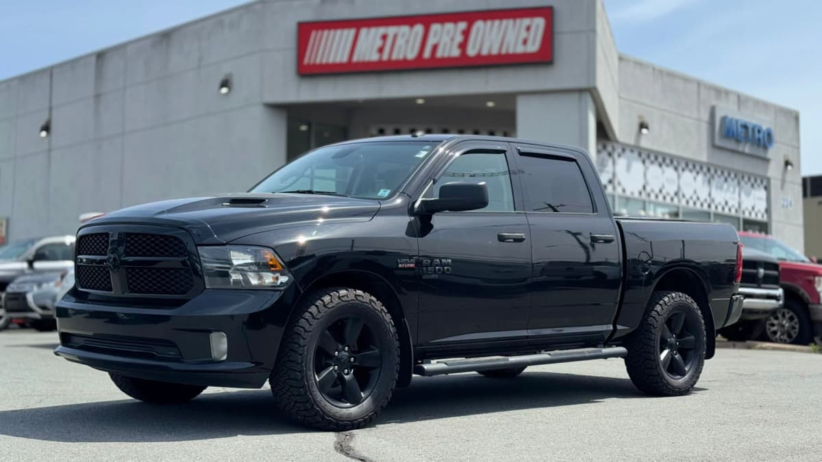 2022 RAM 1500 CLASSIC EXPRESS 4x4 Crew Cab 5'7" Box 5.7L V8