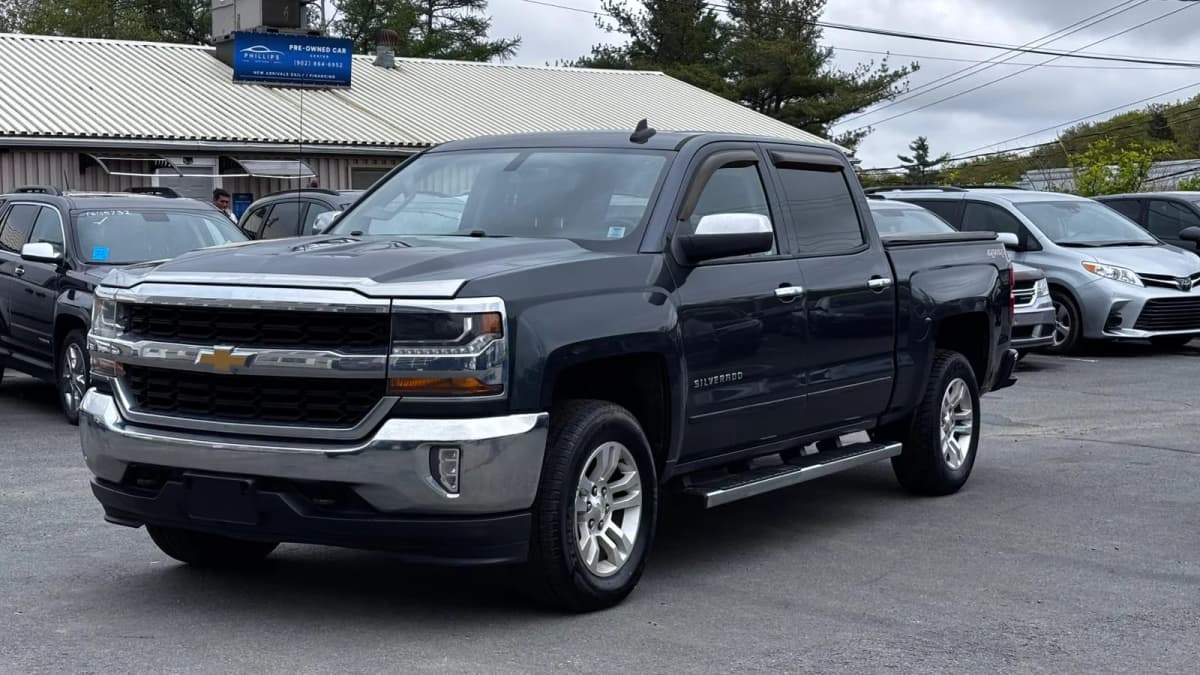 2017 Chevrolet Silverado 1500 LT Crew Cab Short Bed 4WD V8 143"