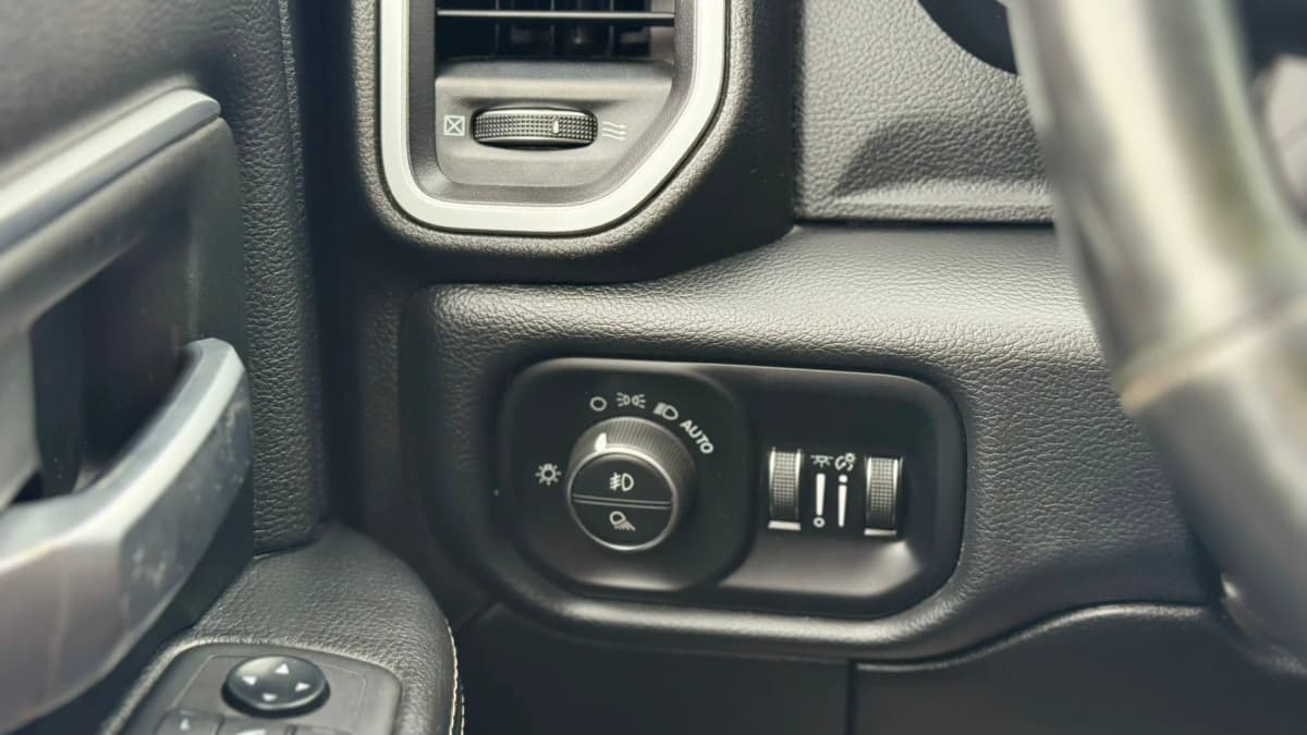 2019 RAM 3500 BIG HORN 4x4 Crew Cab 6'4" Box 6.7L CUMMINS TURBO DIESEL thumbnail 20
