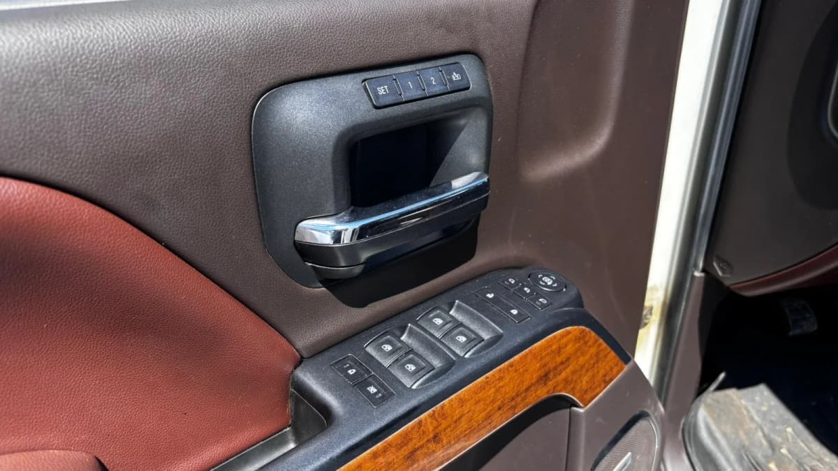 2015 Chevrolet Silverado 1500 High Country Crew Cab Std Box 4WD V8 thumbnail 19
