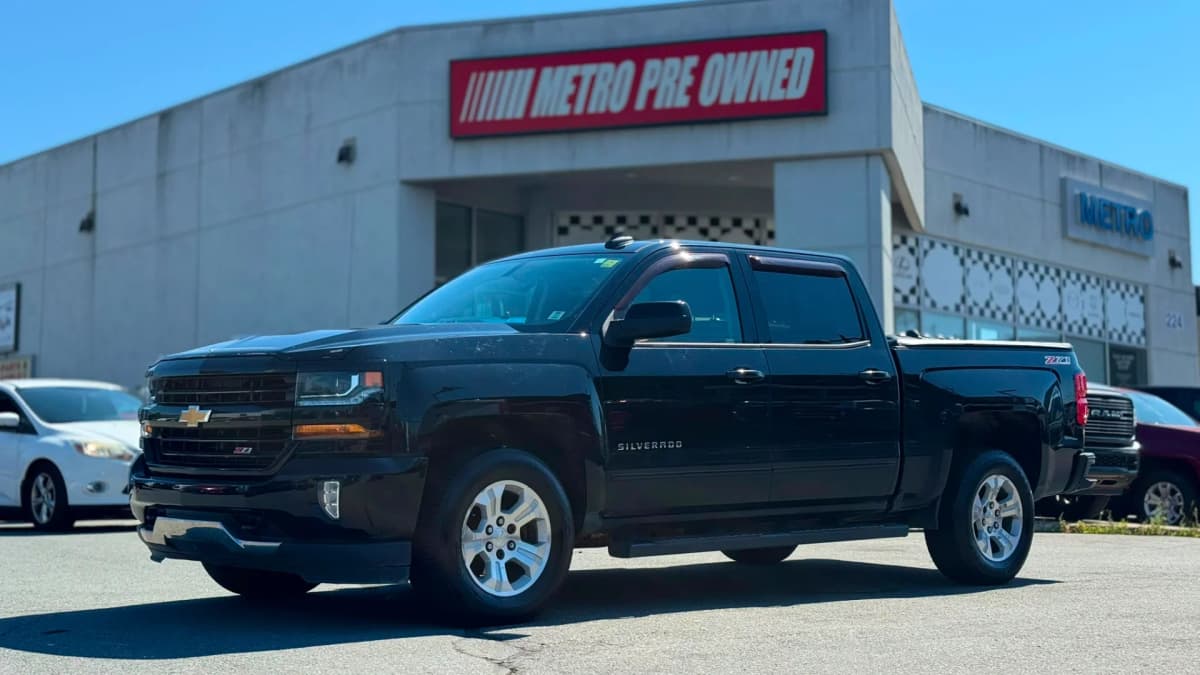 2017 Chevrolet SILVERADO 1500 LT 4WD Crew Cab 143.5" 5.3L V8